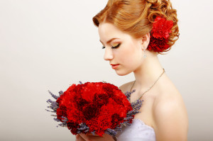 Свадьба с классом: охотно ли решают невесты подчеркнуть свою красоту, а свадебное платье украшают украшениями из живых цветов